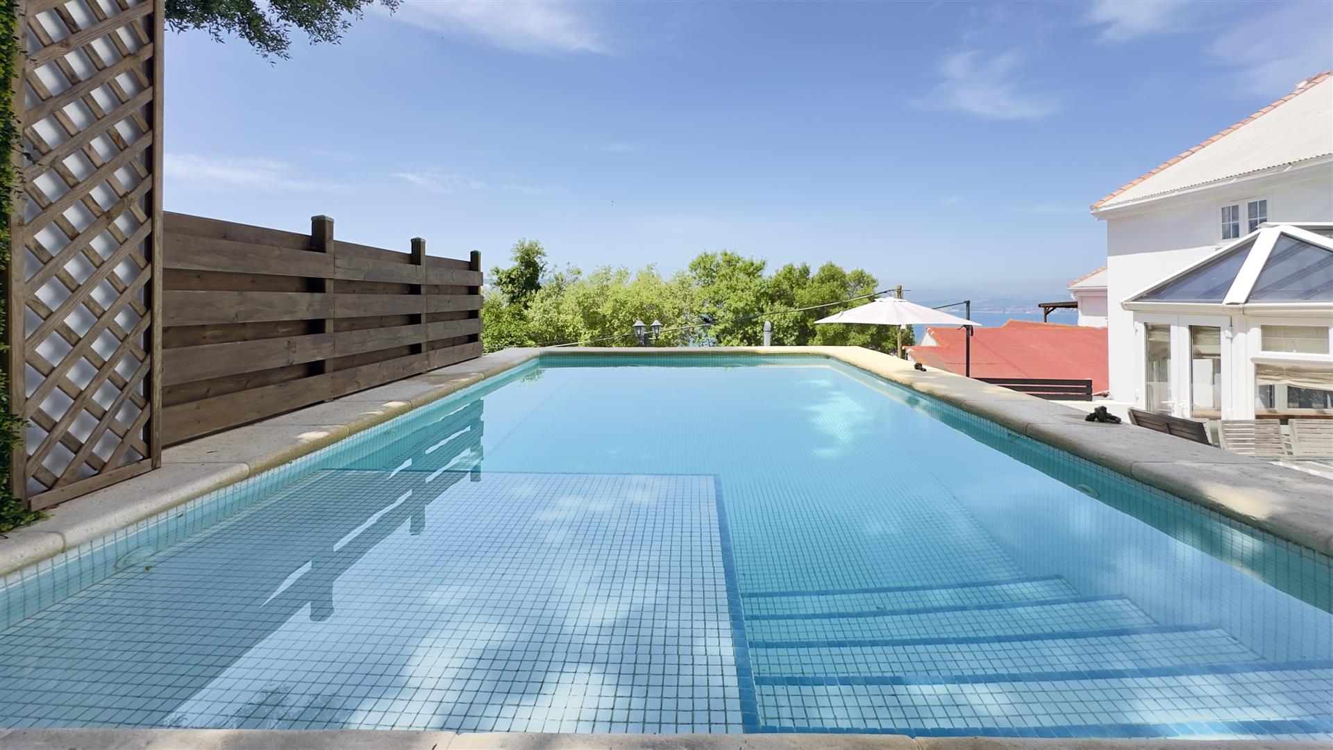 Image of House - 5 Bedrooms - 4 Bathrooms for Sale in Other South District-Gibraltar, Image 5